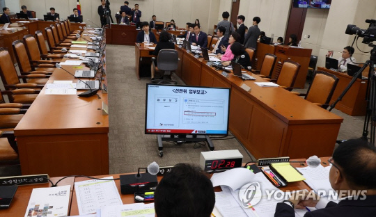 16일 오후 속개한 국회 행안위에 민주당 의원들이 불참하고 있다. 장제원 행안위원장은 정회를 선포하며 오후 3시부터 회의 속개를 예고했으나, 민주당 행안위원들은 행안위 보이콧을 거론하며 장 위원장 사과를 요구했다. <연합뉴스>